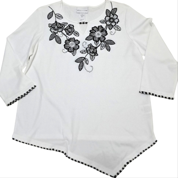 Alfred Dunner Tops - Alfred Dunner Women's Top Size S Floral Embroidered 3/4 Sleeves Black and White.